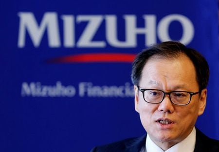 みずほフィナンシャルグループ（ＦＧ）は１７日、傘下のみずほ銀行での一連のシステム障害を受け、外部の識者・専門家などで構成される第三者委員会を設置すると発表した。同日夕に会見した坂井辰史社長は、障害の原因究明には「客観的で専門性のある外部の目線が不可欠」と語った。写真はロイターとのインタビューに応じる坂井社長。２０１８年撮影。（2021年 ロイター/Toru Hanai）