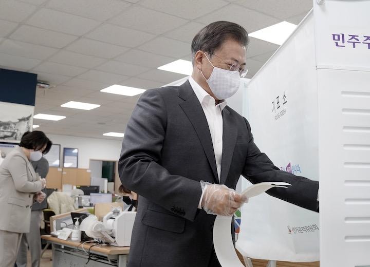 新型コロナウイルスに対する強硬な対応と支援策が浮動票の獲得に......Yonhap via REUTERS