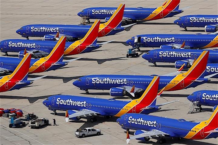 通常であれば、米航空各社は最繁忙期の夏により多くのチケットを売って空席を埋めようとしのぎを削る。写真は3月、運航停止になり米カリフォルニア州のビクタービル空港に駐機されたサウスウエスト航空の737MAX型機（2019年　ロイター/Mike　Blake）