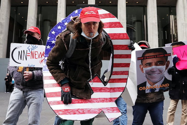 ニューヨーク市にある親トランプ派メディアFOXニュース前で支持を訴えるＱアノン信奉者たち（2020年11月2日） 　Carlo Allegri－REUTERS