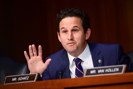 　１１月２０日、米民主党のブライアン・シャーツ上院議員（写真、ハワイ州）は、大手銀行を対象に気候変動リスクを巡るストレステスト（健全性審査）を実施することを連邦準備理事会（ＦＲＢ）に義務づける法案を提出した。７月１６日、ワシントンの米議会で撮影（２０１９年　ロイター/Erin Scott）