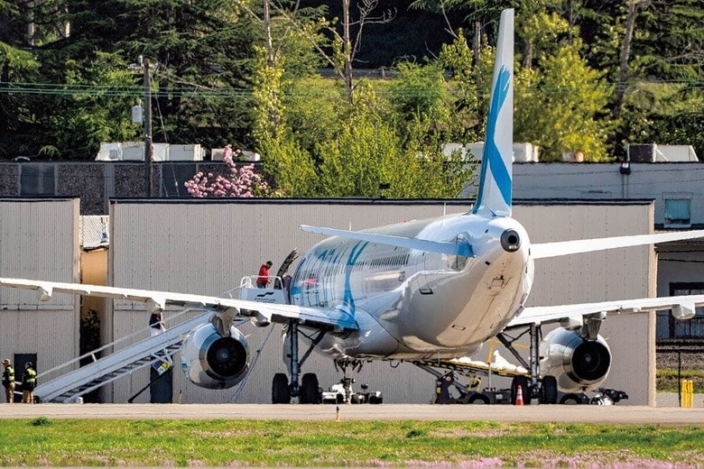 国外追放となり移民関税執行局のチャーター機に乗り込む人々（4月、シアトル）　DAVID RYDER/GETTY IMAGES