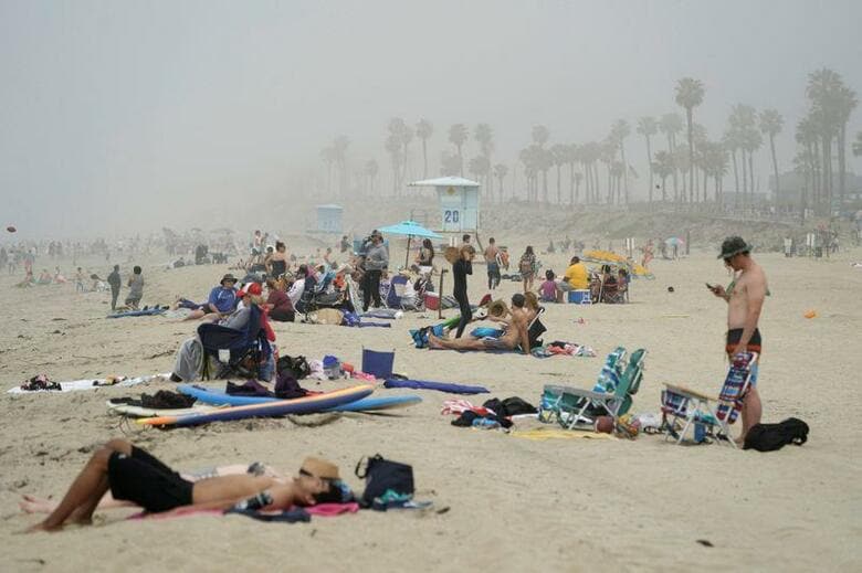 米カリフォルニア州のニューサム知事は4月27日、週末に多くの人がビーチに詰め掛けたとして、新型コロナウイルスに関連した公衆衛生上の制限措置の執行を強化すると述べた。4月25日、同州のハンティントン・ビーチで撮影（2020年　ロイター/Kyle Grillot）