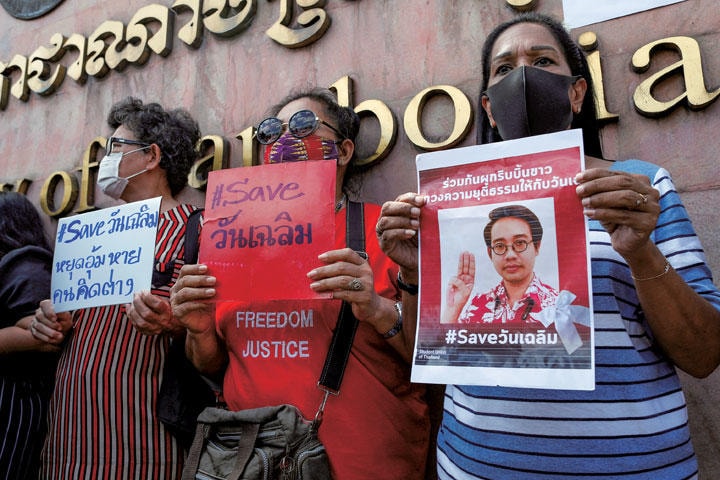 バンコクのカンボジア大使館前では、ワンチャルームの失踪に市民らが抗議（6月8日）　JORGE SILVA-REUTERS