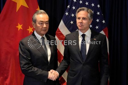 米国務省は、ブリンケン国務長官（右）がインドネシアで 中国外交担当トップの王毅政治局委員（左）と会談し、「率直で建設的な」議論を行ったと発表した。 １３日、ジャカルタで撮影（２０２３年　ロイター/Dita Alangkara/Pool via REUTERS）