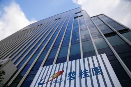 　６月６日、中国不動産大手の碧桂園控股（カントリー・ガーデン・ホールディングス）は、債権者による清算申し立てについて、香港の裁判所が審理を７月２９日に延期したと提出した書類で明らかにした。写真は、碧桂園控股のロゴ。２０２３年８月、中国・上海で撮影（２０２４年　ロイター/Aly Song）