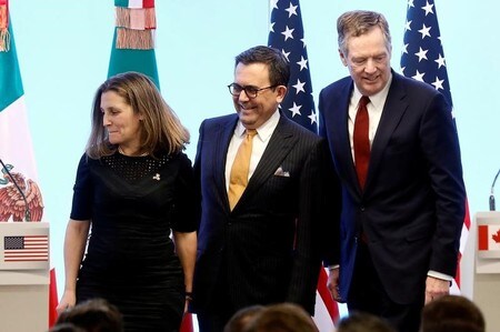 　５月１１日、北米自由貿易協定（ＮＡＦＴＡ）再交渉が、物別れに終わった。自動車分野など多くの懸案で溝を埋めることができなかった。写真はメキシコシティで５日撮影（２０１８年　ロイター/Edgard Garrido）