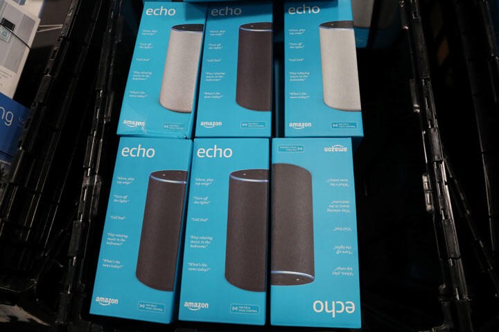 感謝祭のセールでニューヨーク郊外の家電品店の店頭に並ぶエコー　Shannon Stapleton-REUTERS