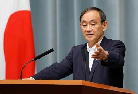 　２月７日、菅義偉官房長官（写真）は、取引で株価が反発したことについて「株価の日々の動向についてコメントするのは差し控えたい」と述べた。写真は都内で昨年５月撮影（２０１８年　ロイター／Toru Hanai）