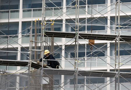 不動産経済研究所が２０日発表した１月の首都圏（１都３県）新築分譲マンション市場動向によると、平均価格は前年比２２．２％上昇の７９５６万円で３カ月連続の上昇となった。写真は建設中のマンション。東京都内で２００９年６月撮影。（2024年 ロイター/Issei Kato）