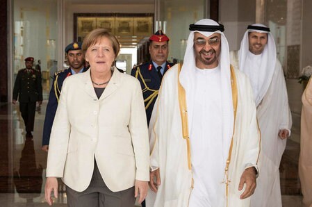 　５月１日、ドイツのメルケル首相（写真左）は、欧州連合（ＥＵ）とベルシャ湾岸６カ国で構成する湾岸協力会議（ＧＣＣ）との間で長年交渉が続いている自由貿易協定について、合意に達することを期待していると述べ、アブダビ首長国のムハンマド皇太子（写真右）とも通商協定について協議する意向を示した。提供写真（２０１７年　ロイター）