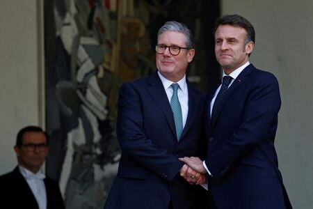 フランスのマクロン大統領（右）と英国のスターマー首相（左）が来週、ワシントンを訪問する。写真は１７日、エリゼ宮（仏大統領府）で撮影（２０２５年　ロイター/Gonzalo Fuentes）