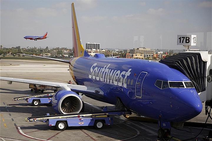 1月14日、米政府機関の一部閉鎖に伴い、航空会社の航空機や新路線の導入に関する連邦航空局（FAA）の承認業務が停止し、運航開始が後ずれするなどの影響が出ている。写真はサウスウエスト航空の航空機。ロサンゼルス空港で2015年10月に撮影（2019年　ロイター／Lucy Nicholson）