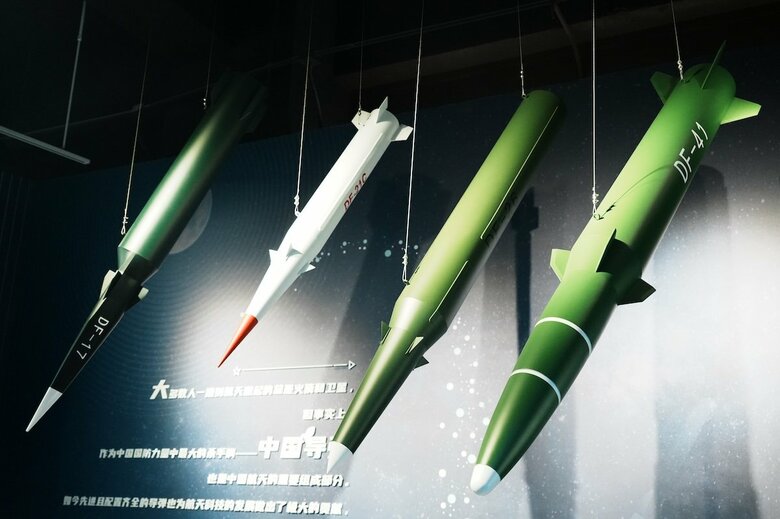 中国・浙江省杭州市の北京航空航天大学杭州創新研究院に展示された中国の弾道ミサイルの模型（資料写真）（2026年5月10日撮影）Sipa USA