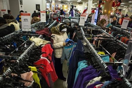 　５月２６日、米コンファレンス・ボードは消費者信頼感指数を発表した。写真はニューヨークの百貨店内で２０１３年１１月撮影（２０１５年　ロイター／Eric Thayer）