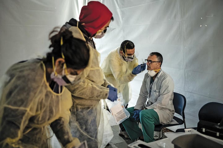 病院前の仮設テントで検査を受ける医療スタッフ（ニューヨークのセントバーナバス病院）　Misha Friedman/GETTY IMAGES