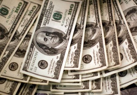 ニューヨーク外為市場ではドルが主要通貨バスケットに対し上昇。２００９年１１月、コロラド州で撮影された米紙幣（２０２１年　ロイター／Rick Wilking/File Photo）