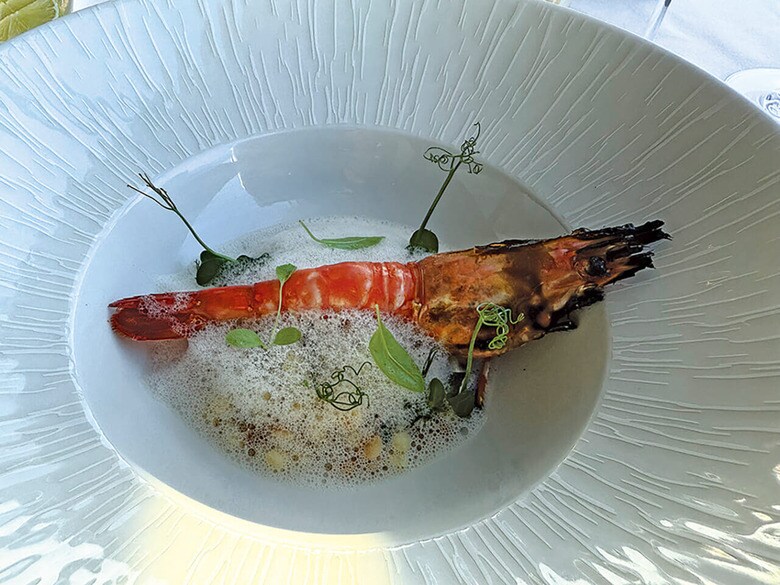 レストラン「ファイブ・セイルズ」で提供されたボタンエビのグリル焼き。「海からテーブルへ」という哲学を体現した、洗練の一皿　JENNIFER H. CUNNINGHAM FORNEWSWEEK