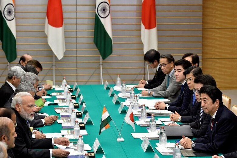 １１月１１日、日本とインド両政府は、日本企業からインドへの原子力発電所関連機材の輸出を可能にする原子力協定に署名した。首相官邸で行われた首脳会談の様子