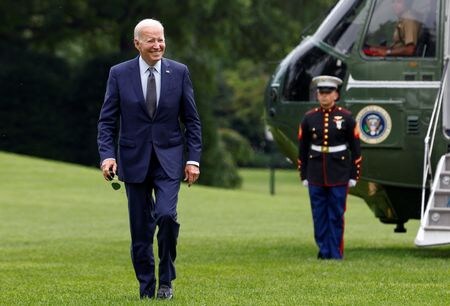 バイデン米大統領は１８日、２０２４年大統領選の資金集め集会を開き、自身の年齢について懸念があることを認めながらも「民主主義が危機にひんしている」ため出馬したと強調した。写真はホワイトハウスに向かうバイデン氏で１７日撮影（２０２３年　ロイター／Evelyn Hockstein）