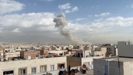 2月28日、イランのテヘランで爆発があった後に上る黒煙。WANA (West Asia News Agency)/Handout via REUTERS