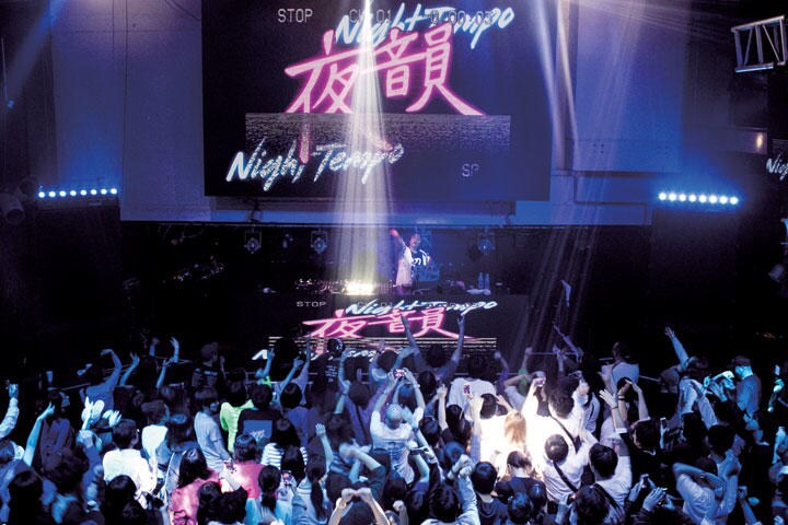 会場を沸き立たせる一方、観客とのやり取りでは笑いも忘れない　HAJIME KIMURA FOR NEWSWEEK JAPAN