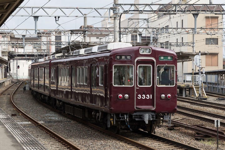 阪急電鉄の広告には「世間の感覚とズレている」「30万どころか、その半分も貰えていない」という反発が　winhorse/iStock.