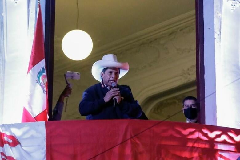 ペルー大統領選決選投票は、開票率ほぼ100％で、急進左派ペドロ・カスティジョ氏（写真）が過半数の票を獲得した。ただ、対立候補の中道右派ケイコ・フジモリ氏は最後の1票が集計されるまで敗北を認めないとしている。写真はリマで10日撮影（2021年　ロイター／Angela Ponce）