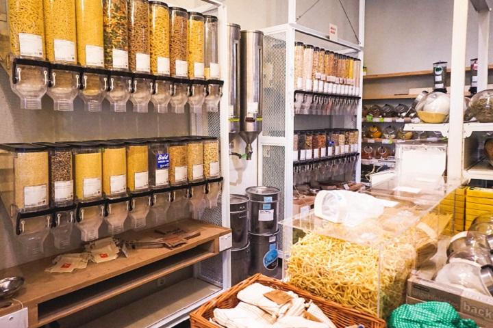 ベルリンの個別包装ゼロの小売り店「オリギナル・ウンフェアパックト」の店内。商品の多くは量り売り　(c) Original Unverpackt