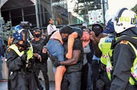 デモ現場で黒人が白人を救出、元警官だった