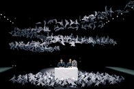 日本人アーティストが大躍進...NYファッションショーで舞った「2000羽の鳥」の正体は？