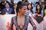 「絶対うんち」「野生動物の糞かも...」米女優、大自然でセクシー衣装披露も手前の「黒い物体」に視線集まる