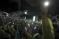 タイの反政府デモ隊「全員がリーダー」合言葉に拡大　抗議活動とともに市民の通行確保も