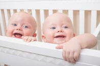 「2人にしか分からない言葉」で夜な夜な戯れ合う双子の赤ちゃん