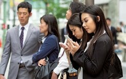 世界を覆う「自律的洗脳」プロセス…抜け出すヒントはどこに？