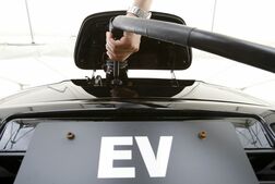 経産省、来年からＥＶ補助6─8割に減額　予算内で制度維持へ
