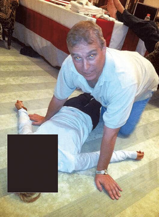 エプスタイン文書に含まれていた、女性に覆いかぶさるアンドルーの写真