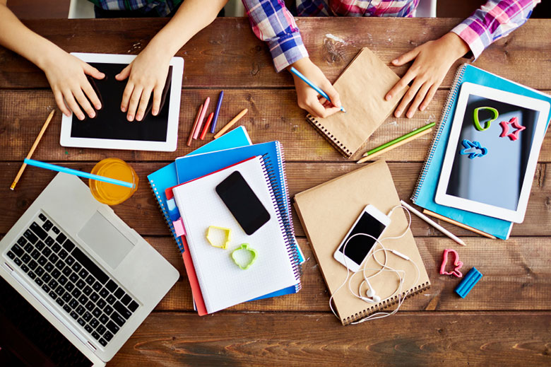 実社会のICT化レベルと比較しても学校現場の対応は極めて遅い　mediaphotos-iStock.