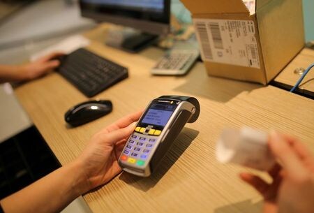 　１２月８日、豪政府は決済業界見直し策の一環として、暗号資産（仮想通貨）取引所の免許制度を創設し、リテール中央銀行デジタル通貨の導入を検討する。写真はシドニーで２０１７年９月撮影（２０２１年　ロイター/Steven Saphore）