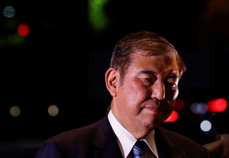 　石破茂首相（写真）は２１日、トランプ米大統領の就任を受けた日米首脳会談について、両国それぞれの国益を考慮に入れつつ「世界平和、世界経済にどのように２国間関係を生かすことができるかを中心に真摯な議論を行い、信頼関係を確立したい」と述べた。２０２４年１１月、東京の首相官邸で撮影（２０２５年　ロイター/Kim Kyung-Hoon）