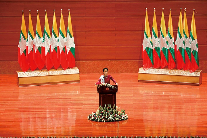 スーチーはようやくロヒンギャ問題について国民に向けて演説した（9月19日）　Soe Zeya Tun-REUTERS