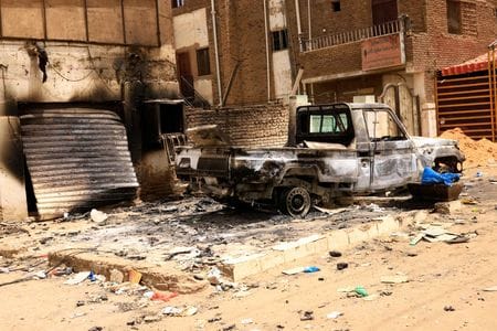 ５月９日、 スーダンの首都ハルツームは、激しい空爆に見舞われた。写真は国軍と準軍事組織「即応支援部隊（ＲＳＦ）」の衝突で破壊されたハルツームの街。４月撮影（２０２３年　ロイター/ Mohamed Nureldin Abdallah）