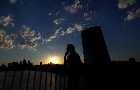 欧州連合（ＥＵ）統計局が２２日発表した１１月のユーロ圏消費者信頼感指数（速報値）はマイナス２３．９と、前月のマイナス２７．５から３．６ポイント改善した。７月３日撮影（２０２２年　ロイター/Kai Pfaffenbach/File Photo）