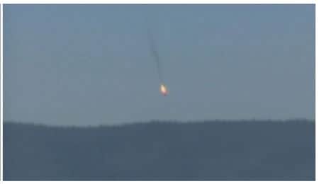 １１月２４日、米政府は、トルコによるロシア爆撃機の撃墜について、トルコ領空を短時間侵犯した後、シリア領空で攻撃されたと判断している。写真は墜落するロシア機を映した映像から（２０１５年　ロイター/Reuters TV/Haberturk ）