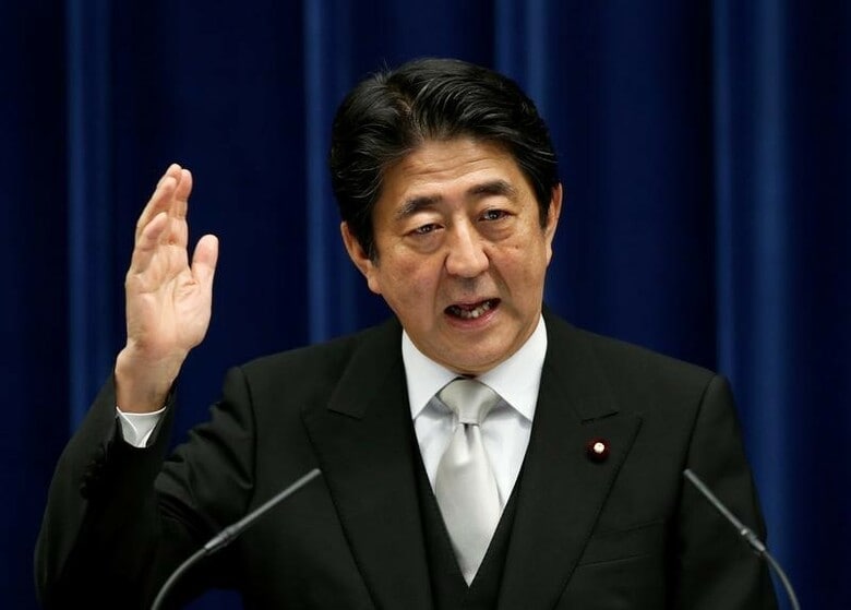 ８月４日、アベノミクスの再加速を実現するための２０１７年度予算編成で、歳出増を賄う有力な財源として期待されてきた税収増など「アベノミクスの成果」の確保に「黄信号」が点灯している。写真は安倍首相、３日官邸で撮影（２０１６年　ロイター／Kim Kyung-Hoon）