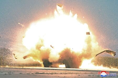 　北朝鮮国営の朝鮮中央通信（ＫＣＮＡ）は８月２６日、金正恩朝鮮労働党総書記が国内で開発されたドローン（無人機）の性能試験を指揮したと伝えた。２４日に撮影されたというＫＣＮＡ提供写真。撮影場所は不明（２０２４年　ロイター）