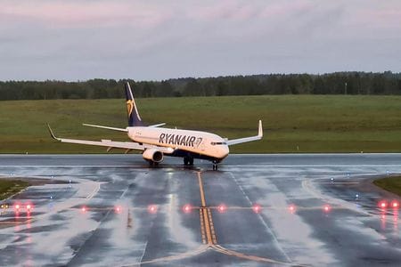 　ベラルーシ当局が民間旅客機を強制着陸させ反体制派を拘束した問題で、当局が根拠としている同機に爆弾が仕掛けられたとの脅迫メールが、実際は同機を着陸に向かわせた後に届いていたことが、メールサービス提供会社の話で２７日、明らかになった。ビルニュスで２３日撮影（２０２１年　ロイター/ANDRIUS SYTAS）