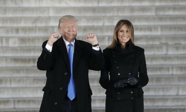 １月１９日、トランプ次期米大統領（写真左）は、就任初日の２０日にも大統領令への署名に着手する可能性がある。移民の取り締まり強化やメキシコ国境への壁建設、オバマ大統領の政策の撤回など、公約を早期実行に移す。ワシントンで１９日撮影（２０１７年　ロイター／Mike Segar）