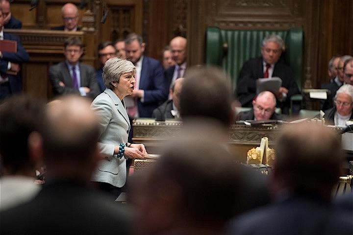 英国のメイ首相が欧州連合（EU）離脱協定案への支持獲得を目指し、27日に与党・保守党議員らに退陣に関する計画を表明する可能性が浮上した。25日撮影。英議会提供（2019年　ロイター）