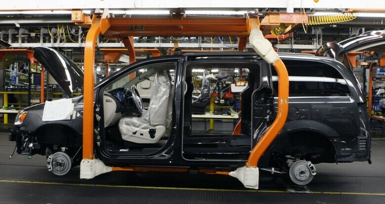 ９月３０日、カナダと米国は、北米自由貿易協定（ＮＡＦＴＡ）の再交渉で合意にこぎつけた。これにより、メキシコとの３カ国協定が維持されることになる。写真はカナダのオンタリオ州ウィンザーにある自動車製造工場で２０１１年１月撮影（２０１８年　ロイター／Rebecca Cook）